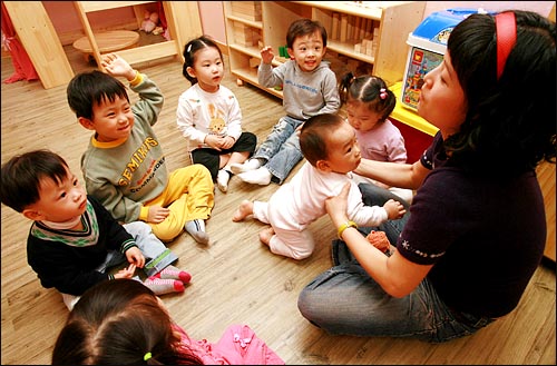 민간보육시설의 잡음이 끊이지 않지만, 섣불리 보조금 지원을 중단할 수는 없는 것이 한국의 현실이다. 사진은 맞벌이 부부를 위한 경기도의 한 자녀 보육시설(이 사진은 기사 내용과 특정 관련이 없습니다).
